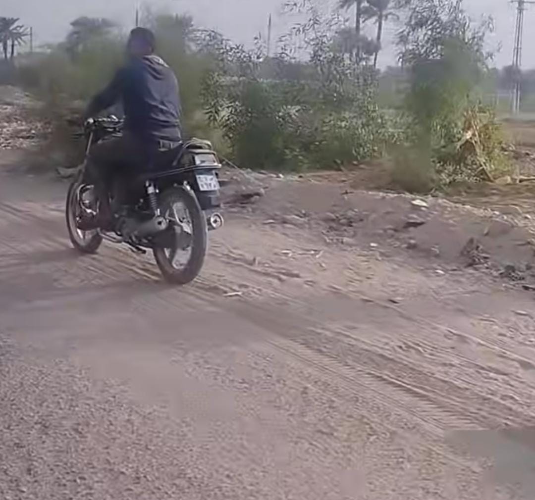 شاب يسحل كلب