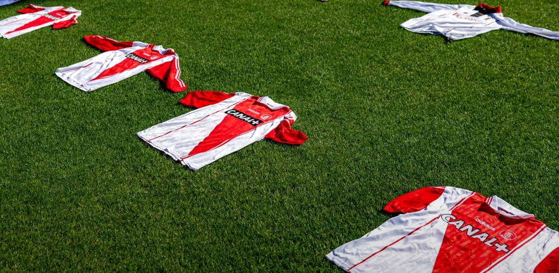 بعض من قمصان مشجع موناكو