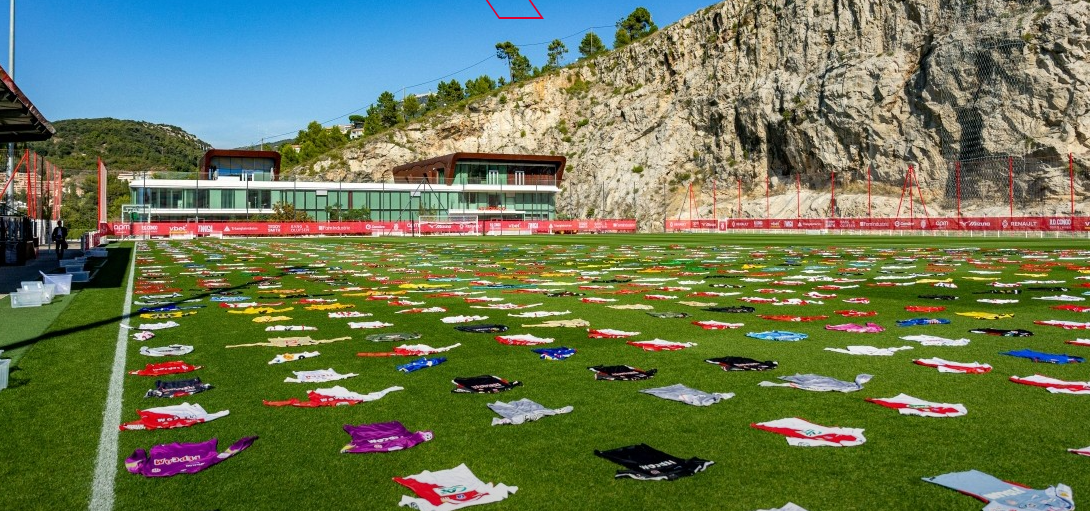 قمصان مشجع لموناكو في ملعب تدريبات الفريق