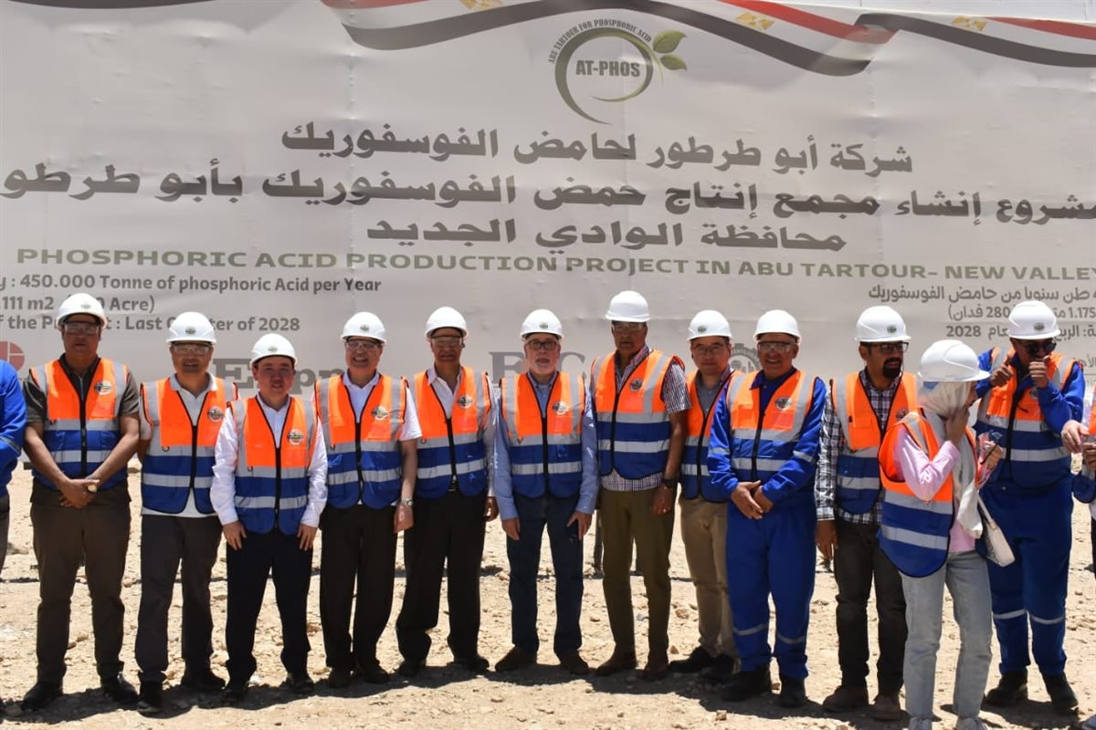 جانب من زيارة الوفد الصيني للوادى الجديد