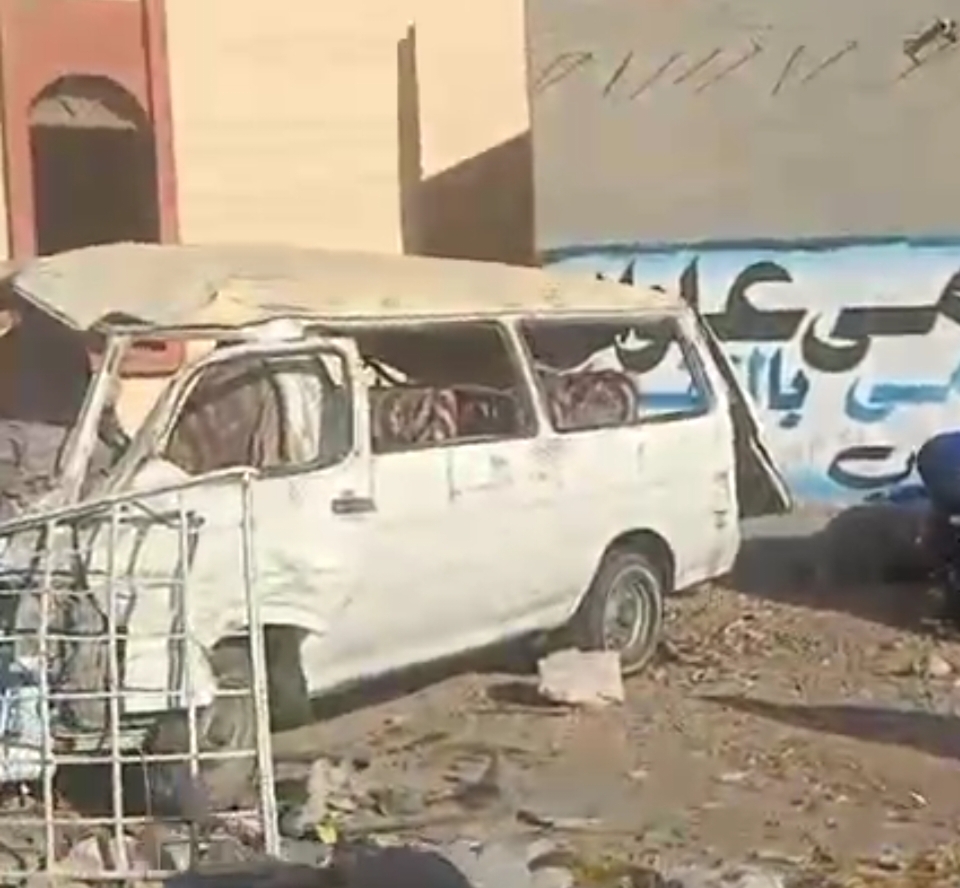 انقلاب سيارة ميكروباص بالطريق الزراعي بالبحيرة 