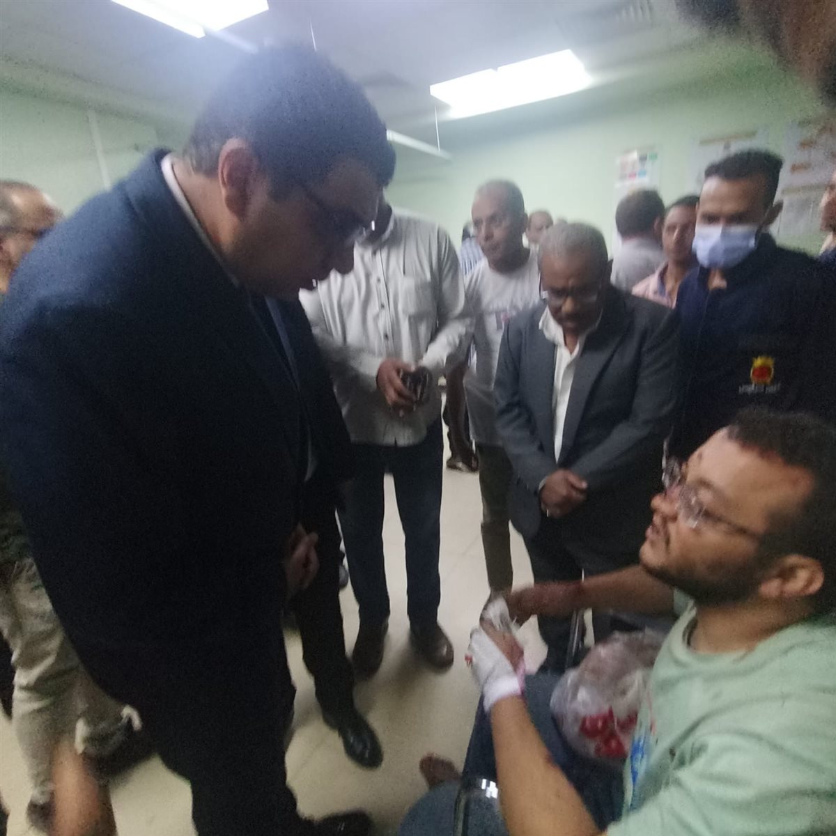 نائب محافظ الأقصر يتابع مصابي حادث الأقصر