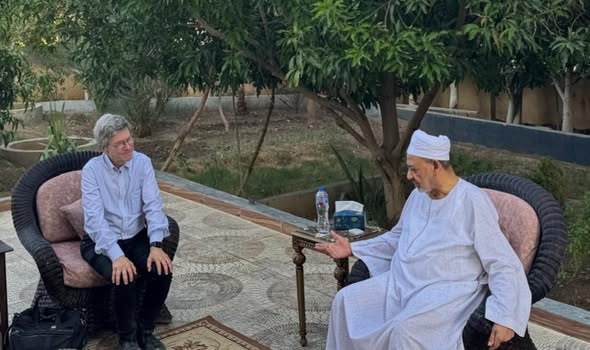 شيخ الأزهر يستقبل المفكر العالمي جيفري ساكس بمنزله في الأقصر