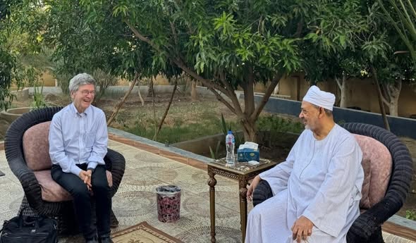 بالجلباب الصعيدي.. شيخ الأزهر يستقبل المفكر العالمي جيفري ساكس بمنزله في الأقصر