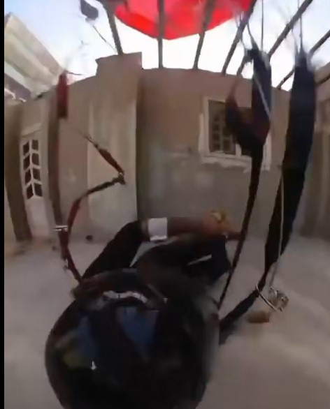 <strong>هبوط 3 برازيليين بالبراشوتات فى كعابيش بدلا من الأهرامات</strong>