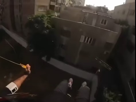 <strong>هبوط 3 برازيليين بالبراشوتات فى كعابيش بدلا من الأهرامات</strong>