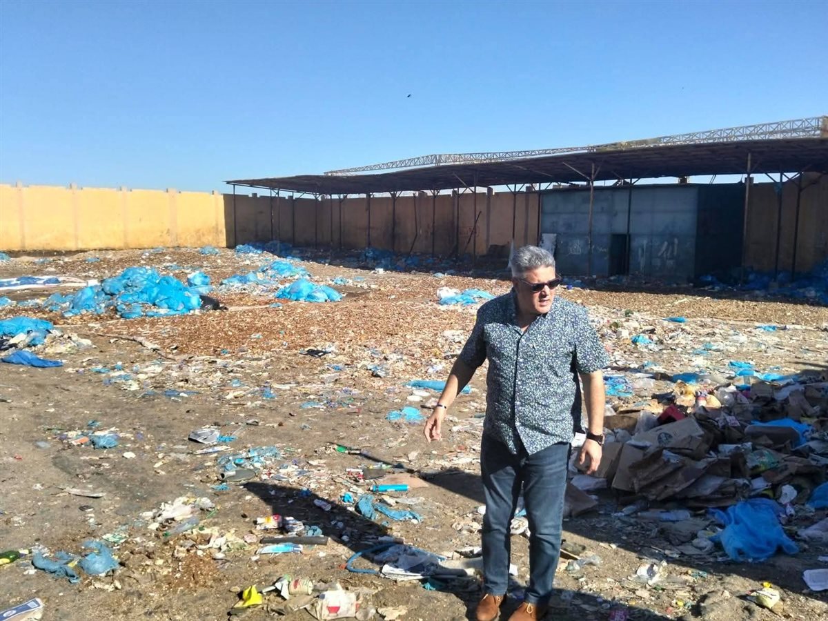 أرض فضاء بها كميات من مخلفات الفنادق