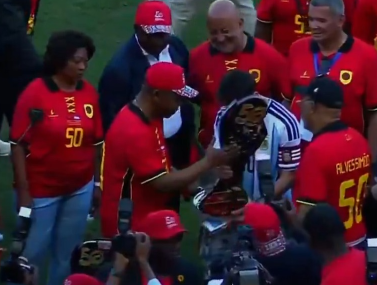 تأخر انطلاق مباراة الأرجنتين وأنجولا 10 دقائق بسبب تكريم ليونيل ميسي من جانب رئيس أنجولا بمناسبة الذكرى رقم 50 لاستقلال البلاد