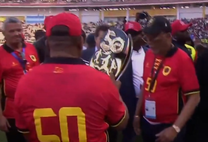 تأخر انطلاق مباراة الأرجنتين وأنجولا 10 دقائق بسبب تكريم ليونيل ميسي من جانب رئيس أنجولا بمناسبة الذكرى رقم 50 لاستقلال البلاد