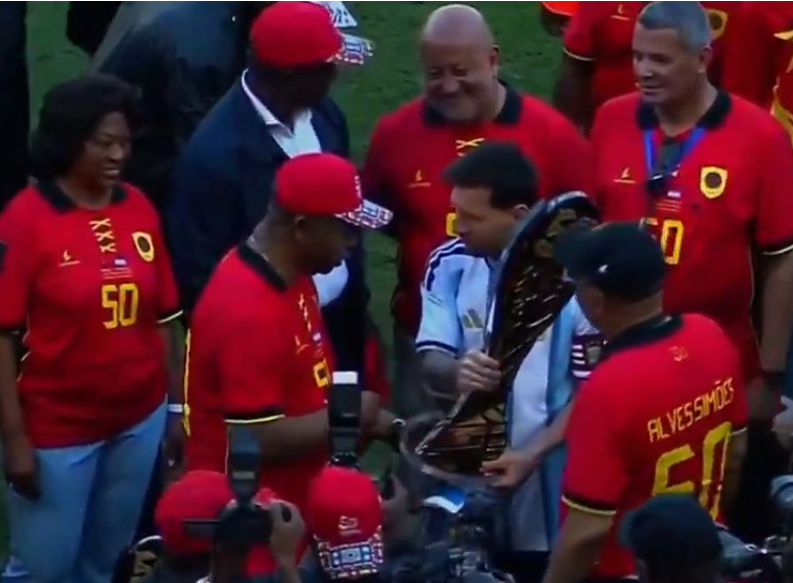 تأخر انطلاق مباراة الأرجنتين وأنجولا 10 دقائق بسبب تكريم ليونيل ميسي من جانب رئيس أنجولا بمناسبة الذكرى رقم 50 لاستقلال البلاد