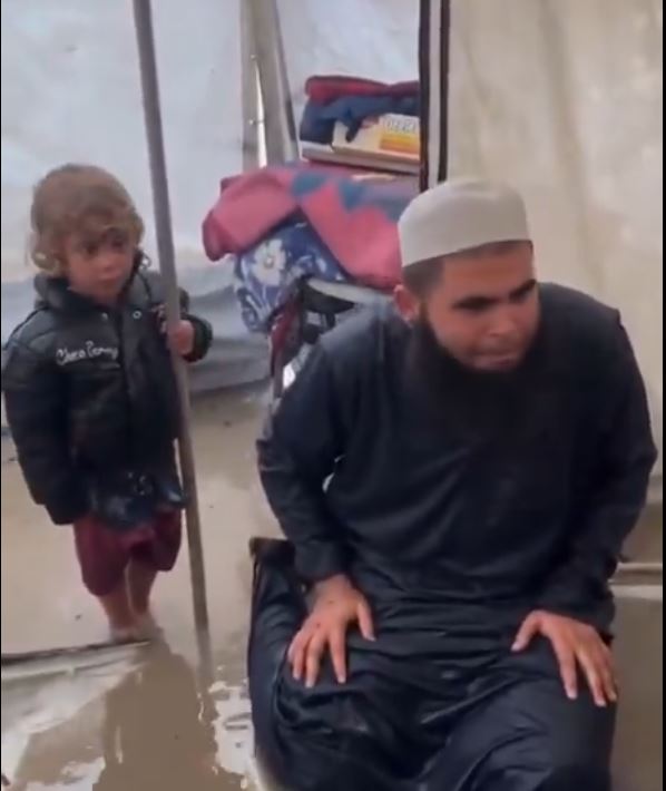 الأمطار تغرق مخيمات غزة وتفاقم معاناة النازحين