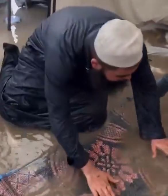 الأمطار تغرق مخيمات غزة وتفاقم معاناة النازحين