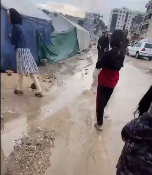 الأمطار تغرق مخيمات غزة وتفاقم معاناة النازحين