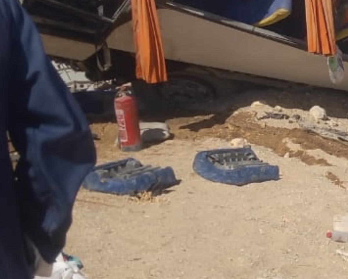 حقائب الطلاب على الارض بالحادث