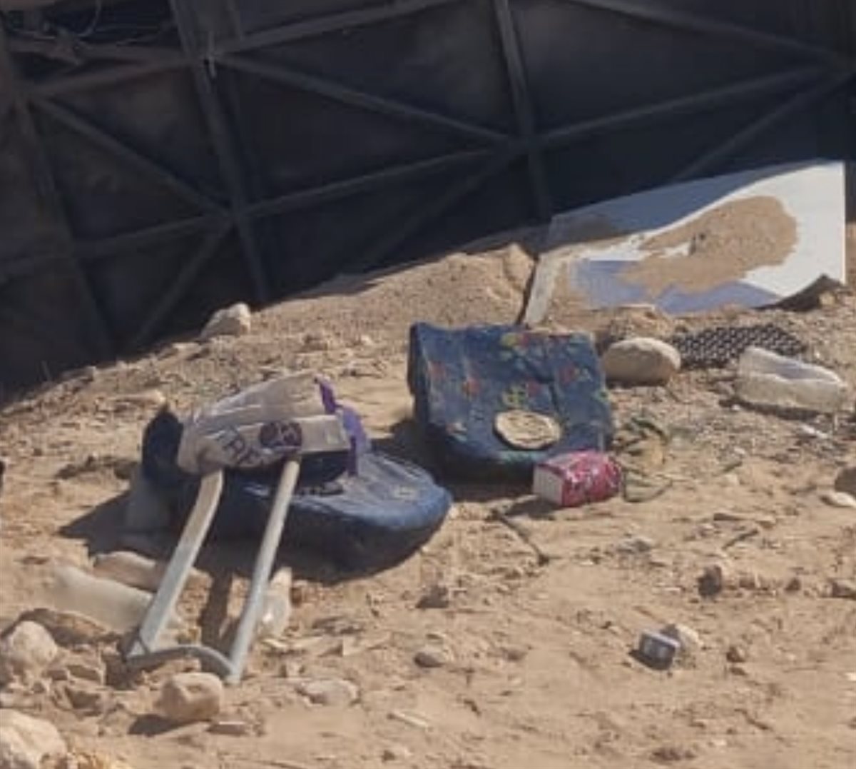 حقائب الطلاب على الارض بالحادث