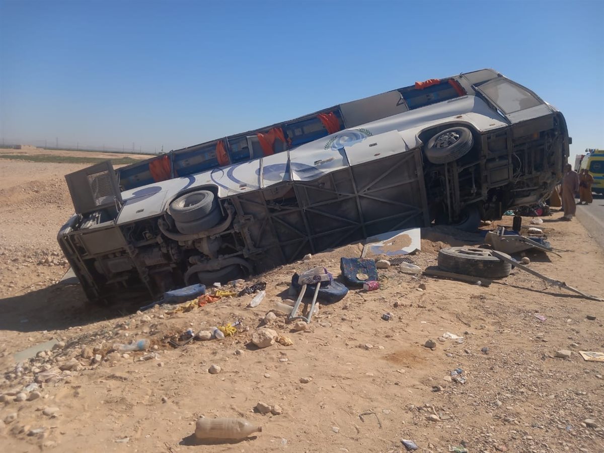 حقائب الطلاب على الارض بالحادث