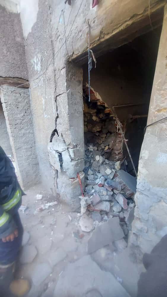 <strong>انهيار أجزاء من عقار بمنطقة ساحل روض الفرج أمام مطعم بيبو بجسر البحر</strong>