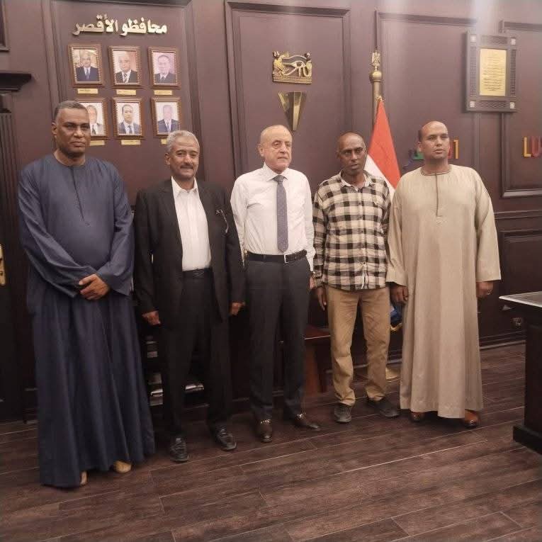 محافظ الاقصر مع اهالي قرية الاقالتة