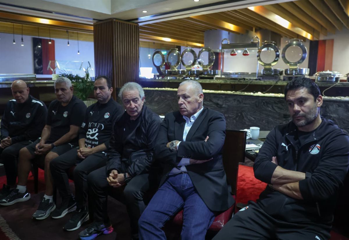 أبو ريدة مع الجهاز الفني للمنتخب الثاني 