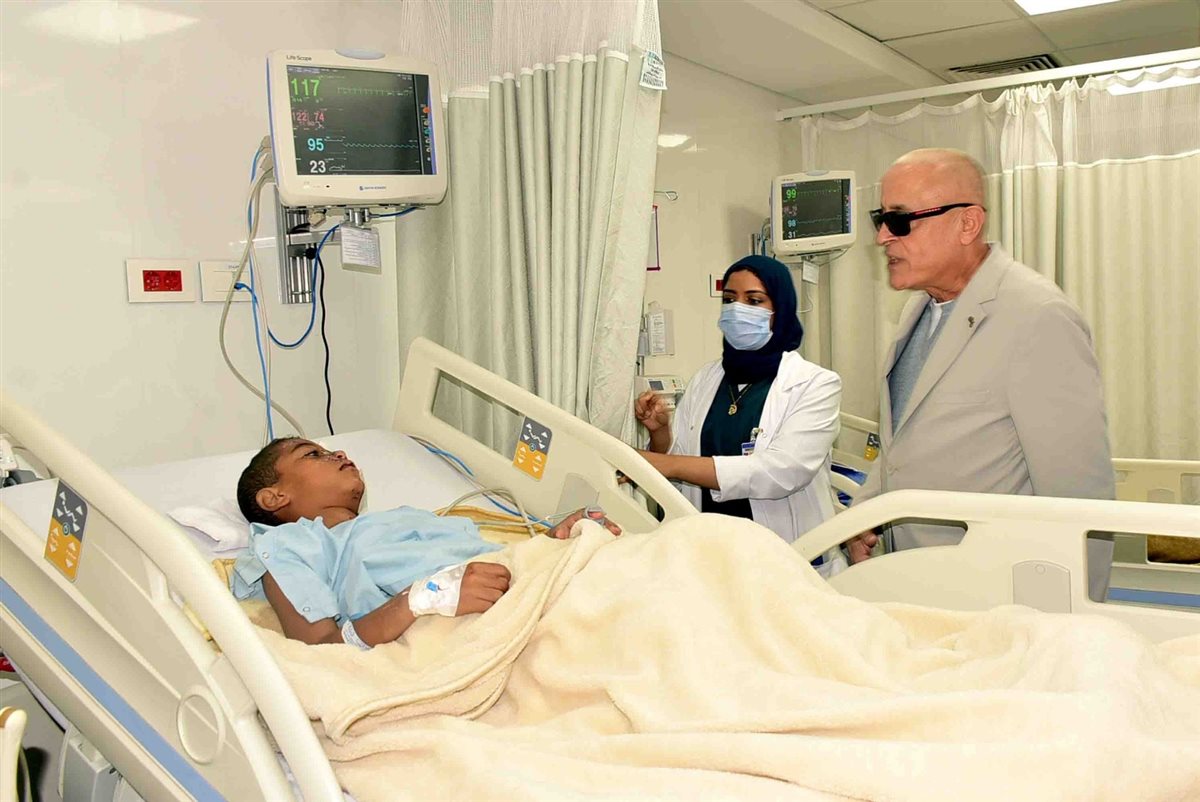 محافظ الأقصر يتفقد مصابي حادث أتوبيس الصحراوي 