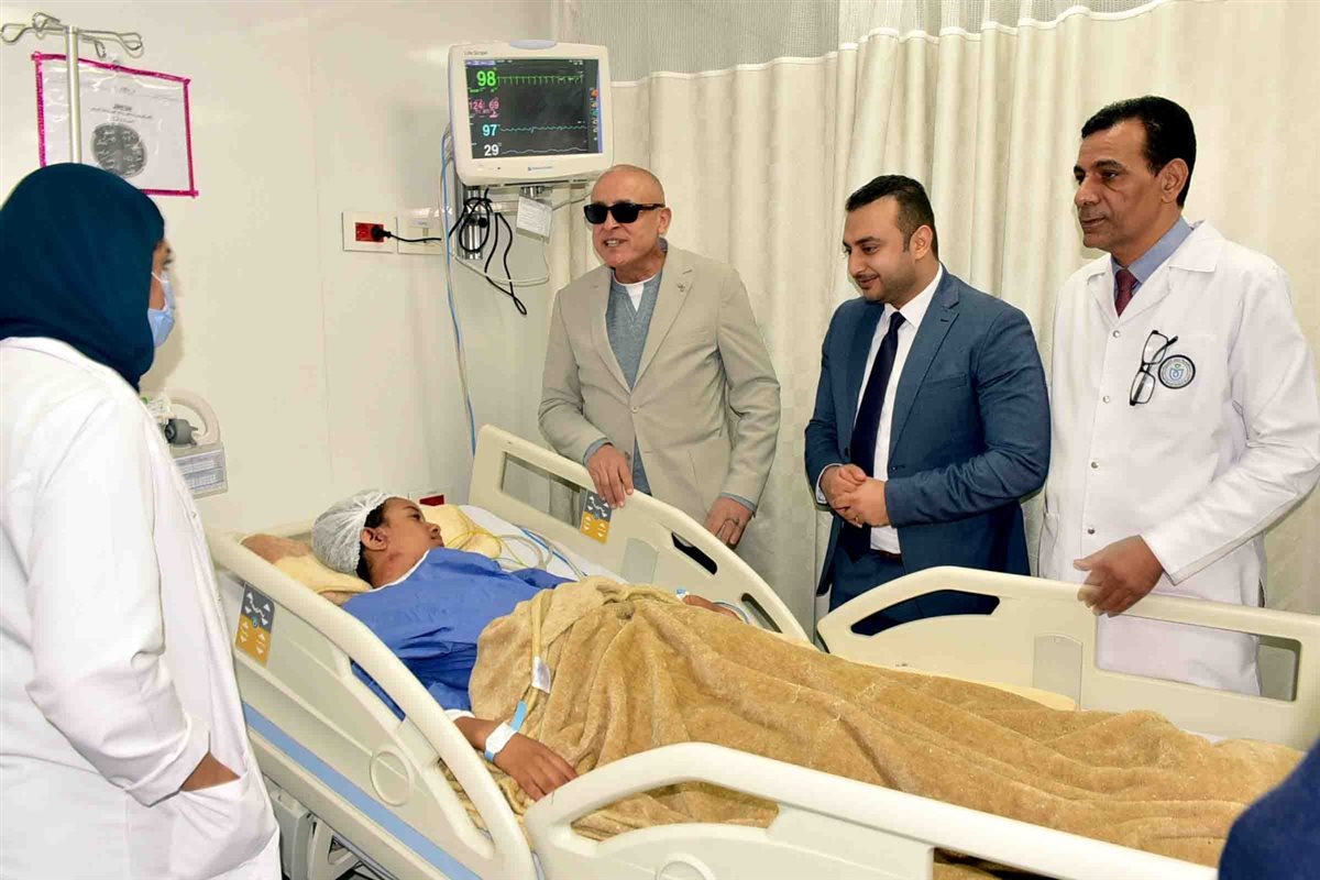 محافظ الأقصر يتفقد مصابي حادث أتوبيس الصحراوي 