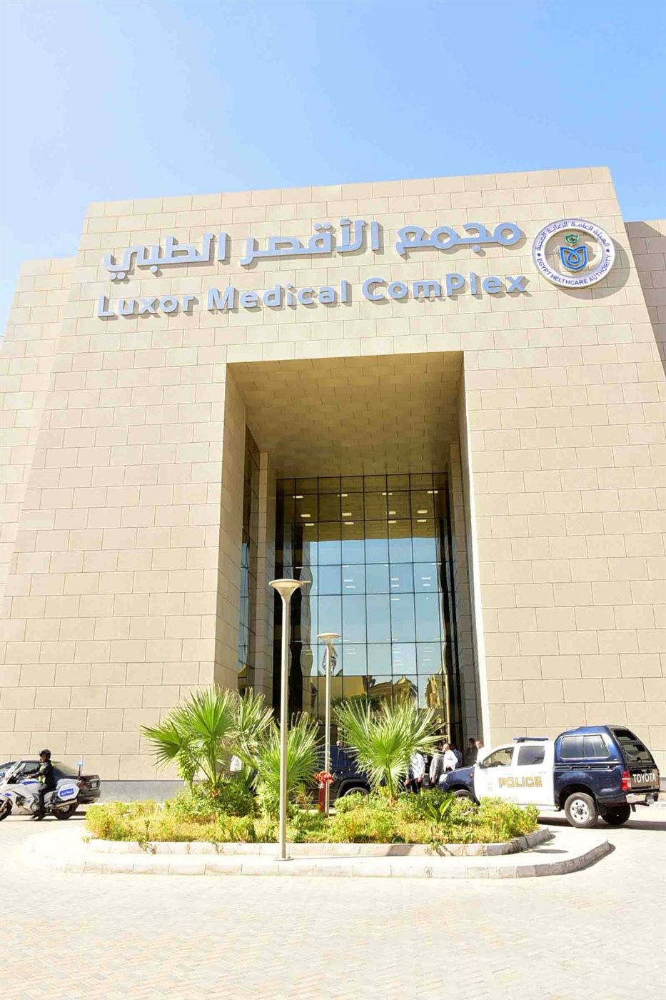 محافظ الأقصر يتفقد مصابي حادث أتوبيس الصحراوي 