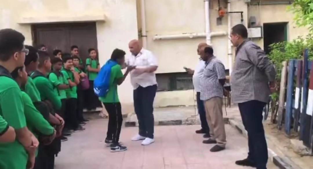 ناظر مدرسة يصفع طالب 