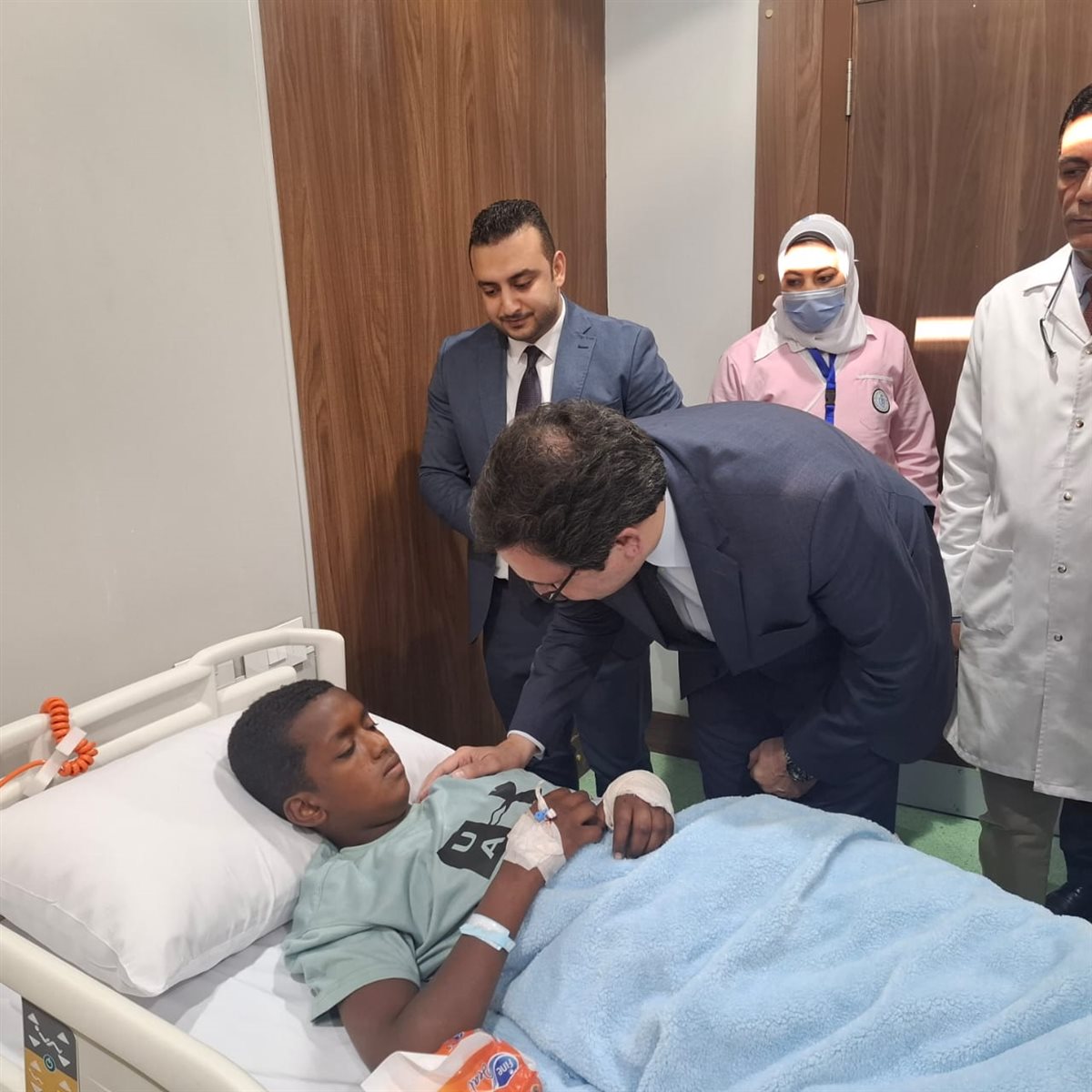 الوزير يطمئن على الطلاب 