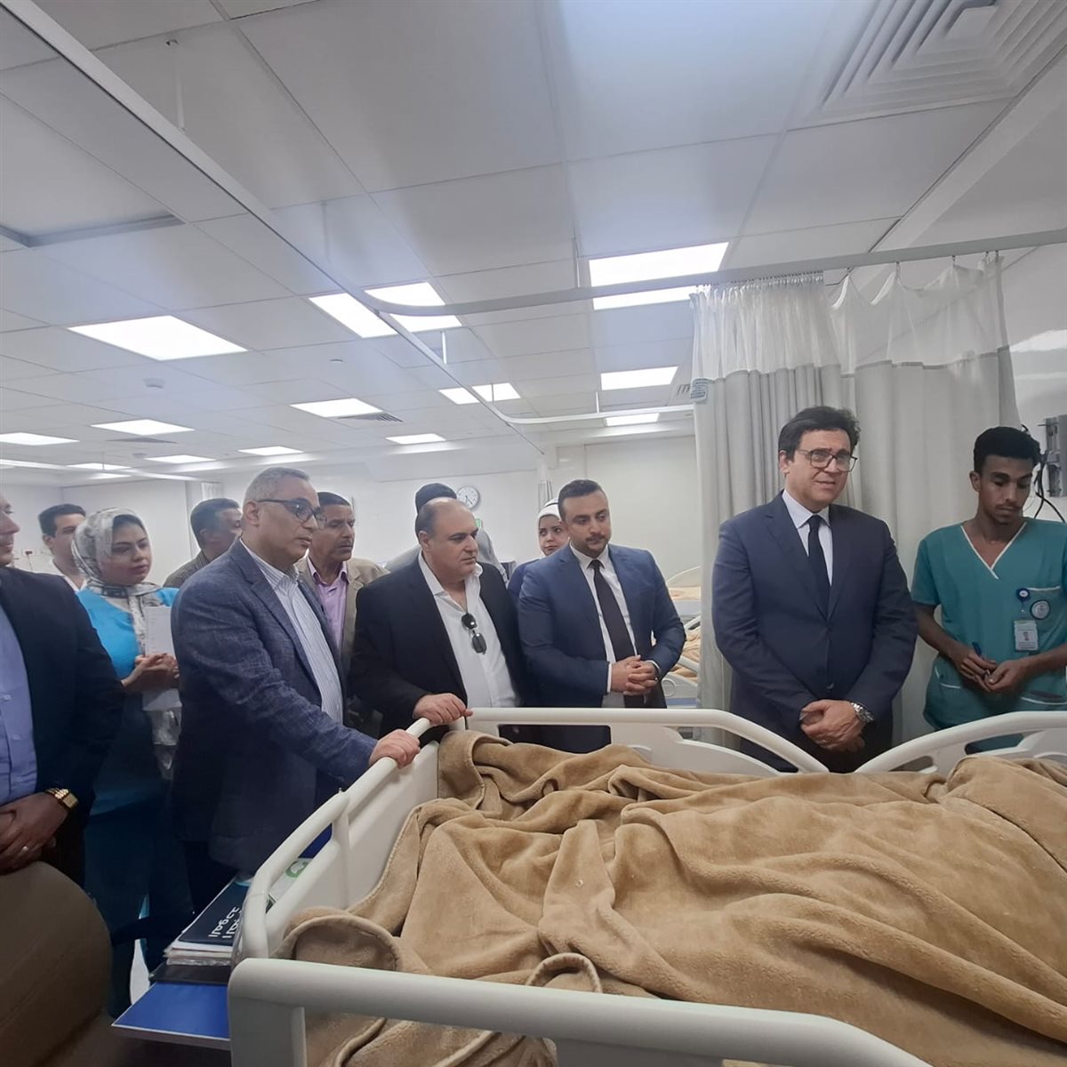 الوزير يطمئن على الطلاب