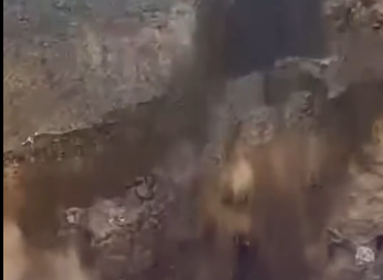 انهيار أرضي ضخم في منجم  