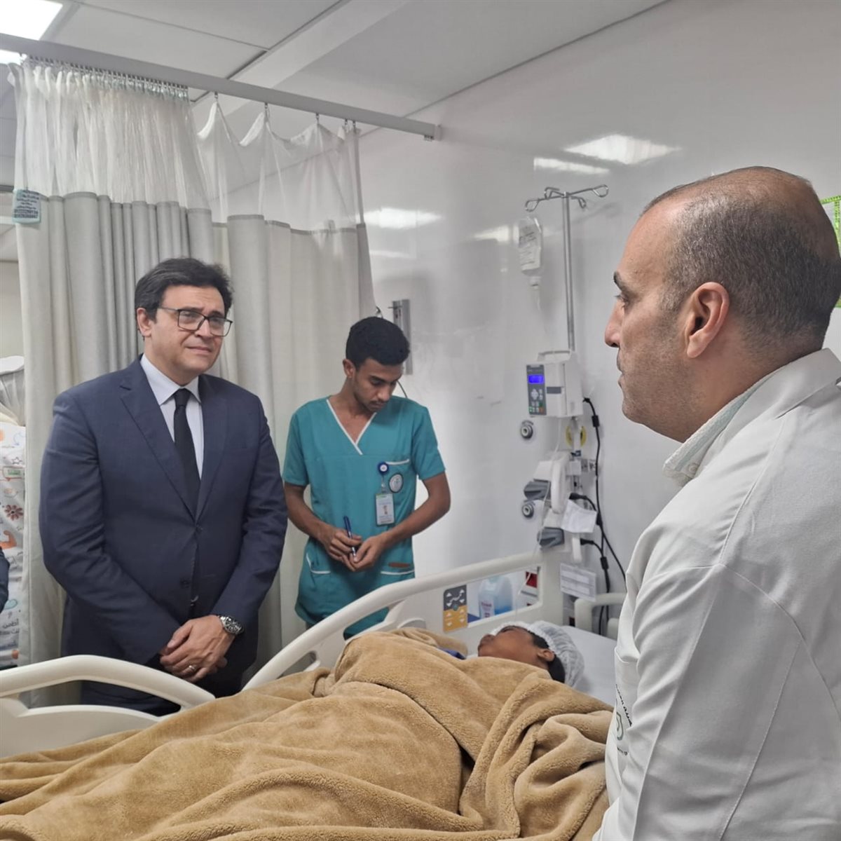 الوزير يطمئن على الطلاب