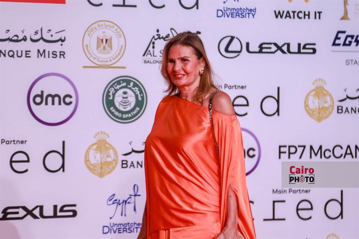 النجوم يتألقون على ريد كاربت فيلم المهاجر بمهرجان القاهرة السينمائي