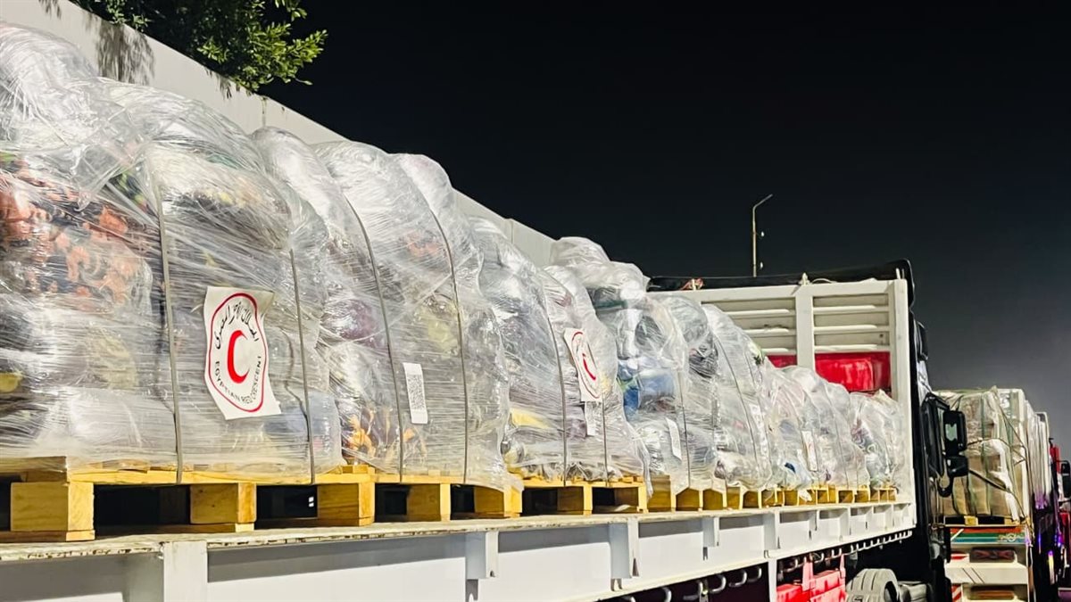  الهلال الأحمر المصري يرسل مستلزمات شتوية إلى قطاع غزة 