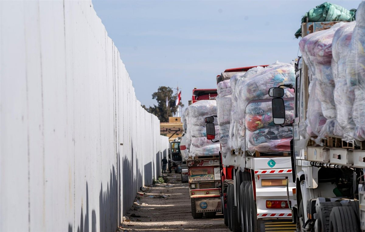  الهلال الأحمر المصري يرسل مستلزمات شتوية إلى قطاع غزة 