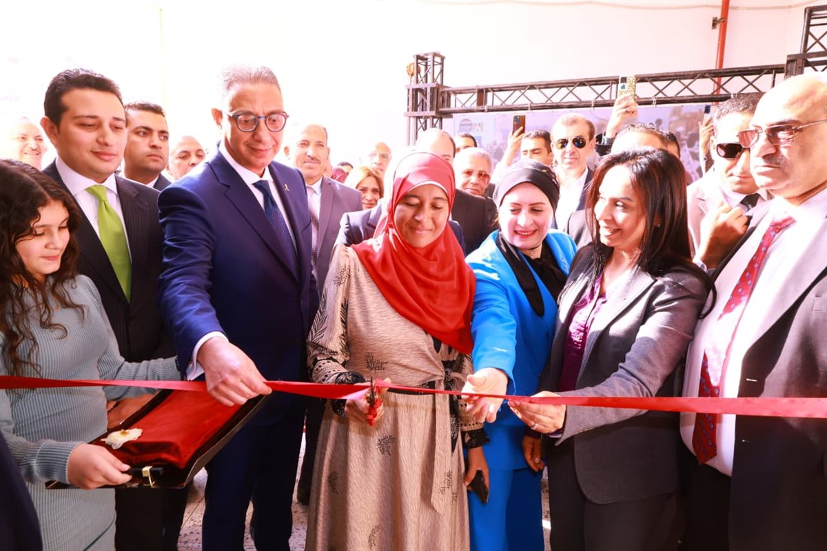 وزيرة التضامن تتابع المشروعات الإنتاجية لمصنع الغزل والنسيج بقرية العزب بالفيوم