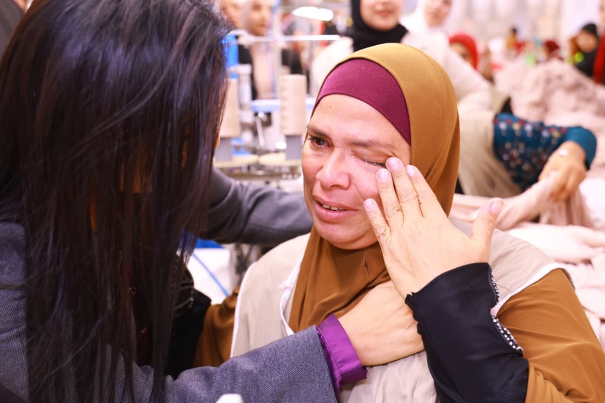 وزيرة التضامن تتابع المشروعات الإنتاجية لمصنع الغزل والنسيج بقرية العزب بالفيوم