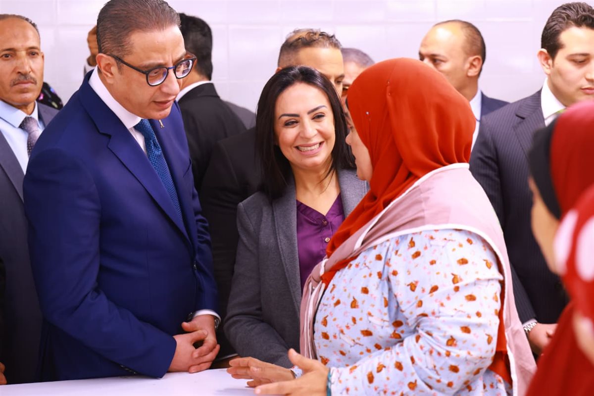 وزيرة التضامن تتابع المشروعات الإنتاجية لمصنع الغزل والنسيج بقرية العزب بالفيوم