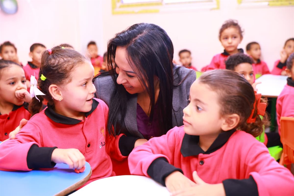 وزيرة التضامن تتفقد حضانة أبناء العاملات بالمصنع