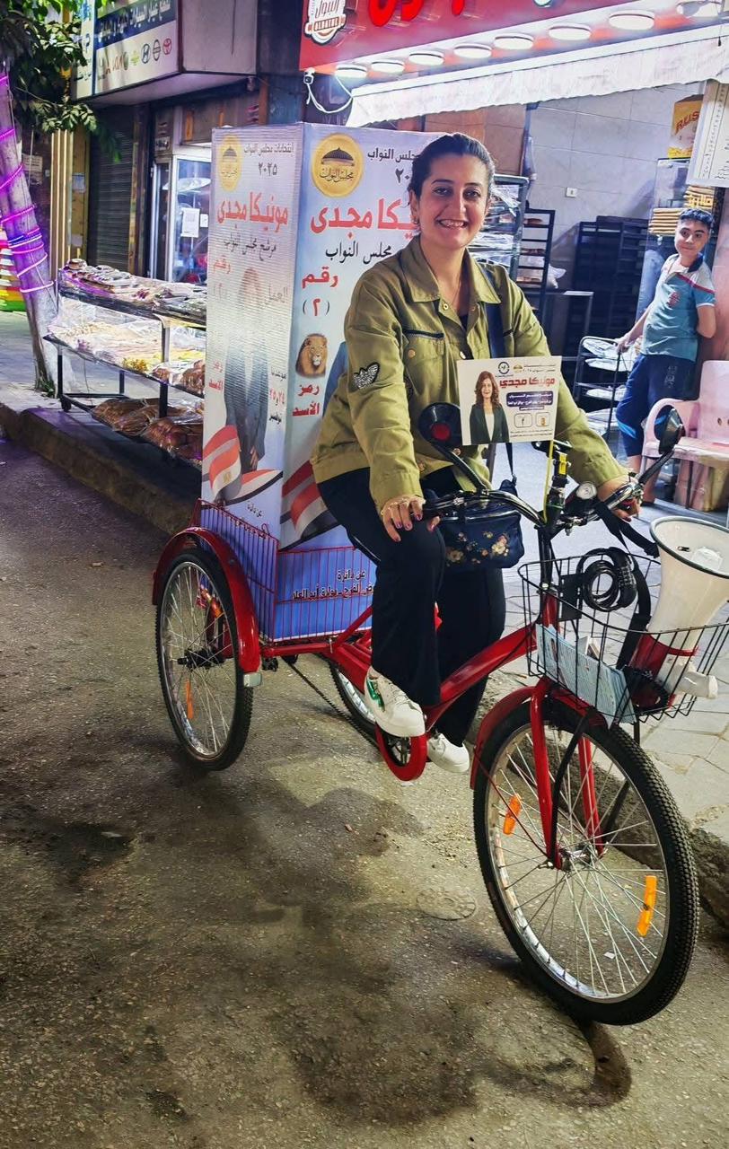 مرشحة تجوب شوارع شبرا بالعجلة 