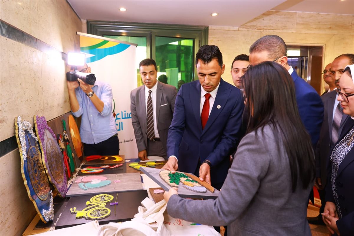 وزيرة التضامن ومحافظ الفيوم يتفقدان معرض كنزي للحرف اليدوية والتراثية 