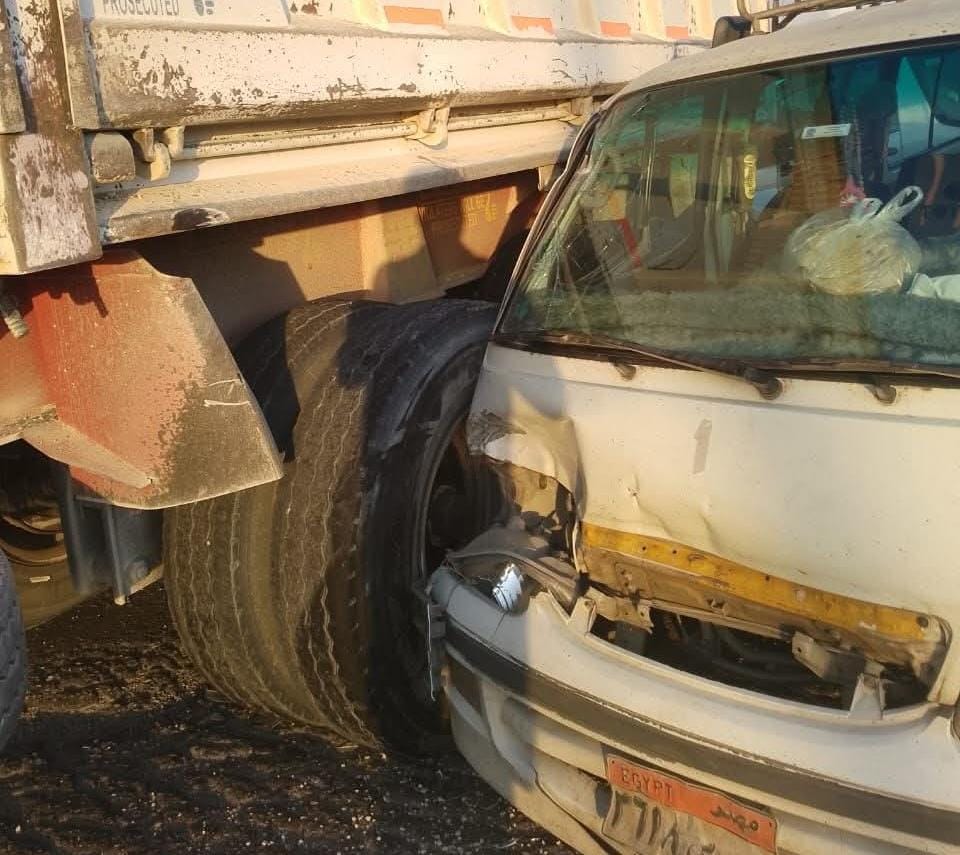 توقف جزئي في حركة المرور بطريق السويس الأدبية بسبب تصادم ميكروباص ونقل