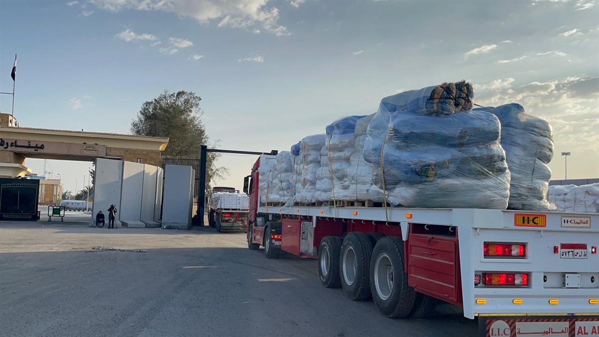 الهلال الأحمر المصري يدفع بقافلة زاد العزة الـ 75 مُحملة باحتياجات الشتاء