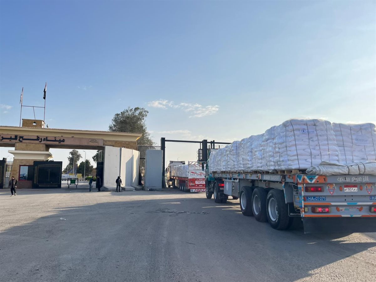 الهلال الأحمر المصري يدفع بقافلة زاد العزة الـ 75 مُحملة باحتياجات الشتاء