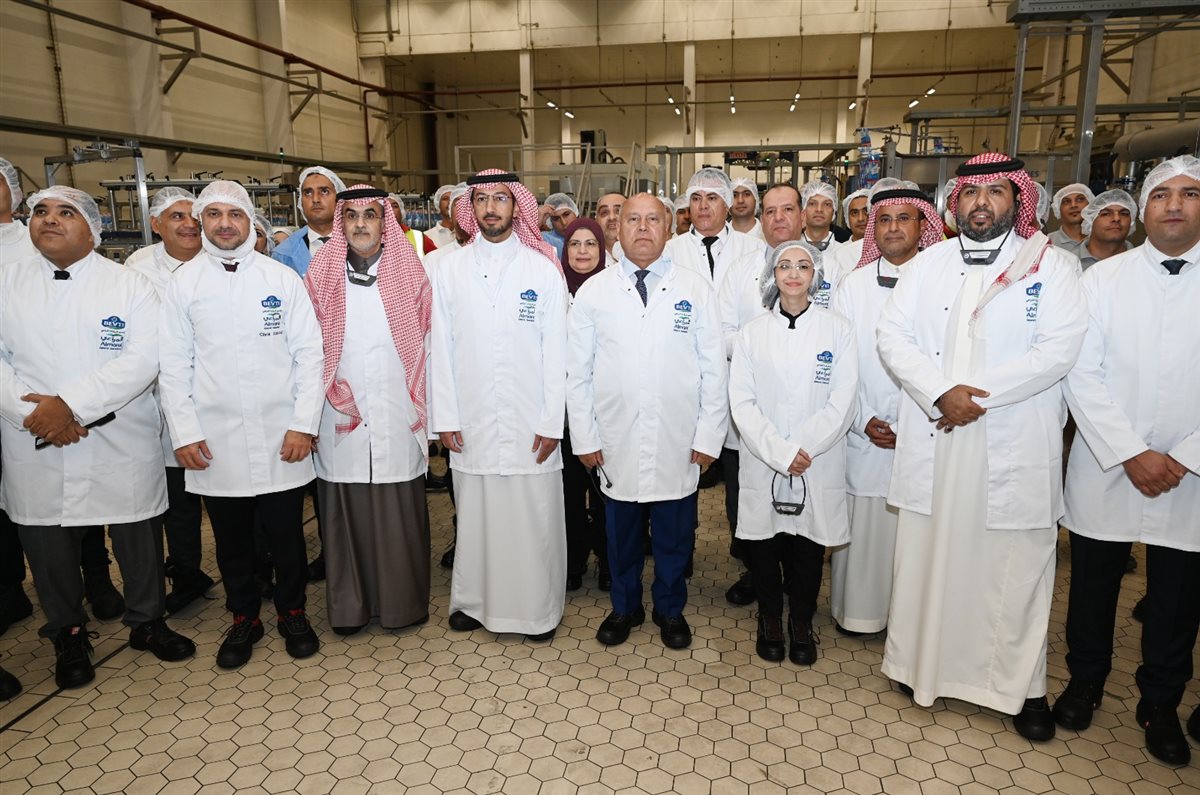 جانب من جولة الوزير داخل المصنع