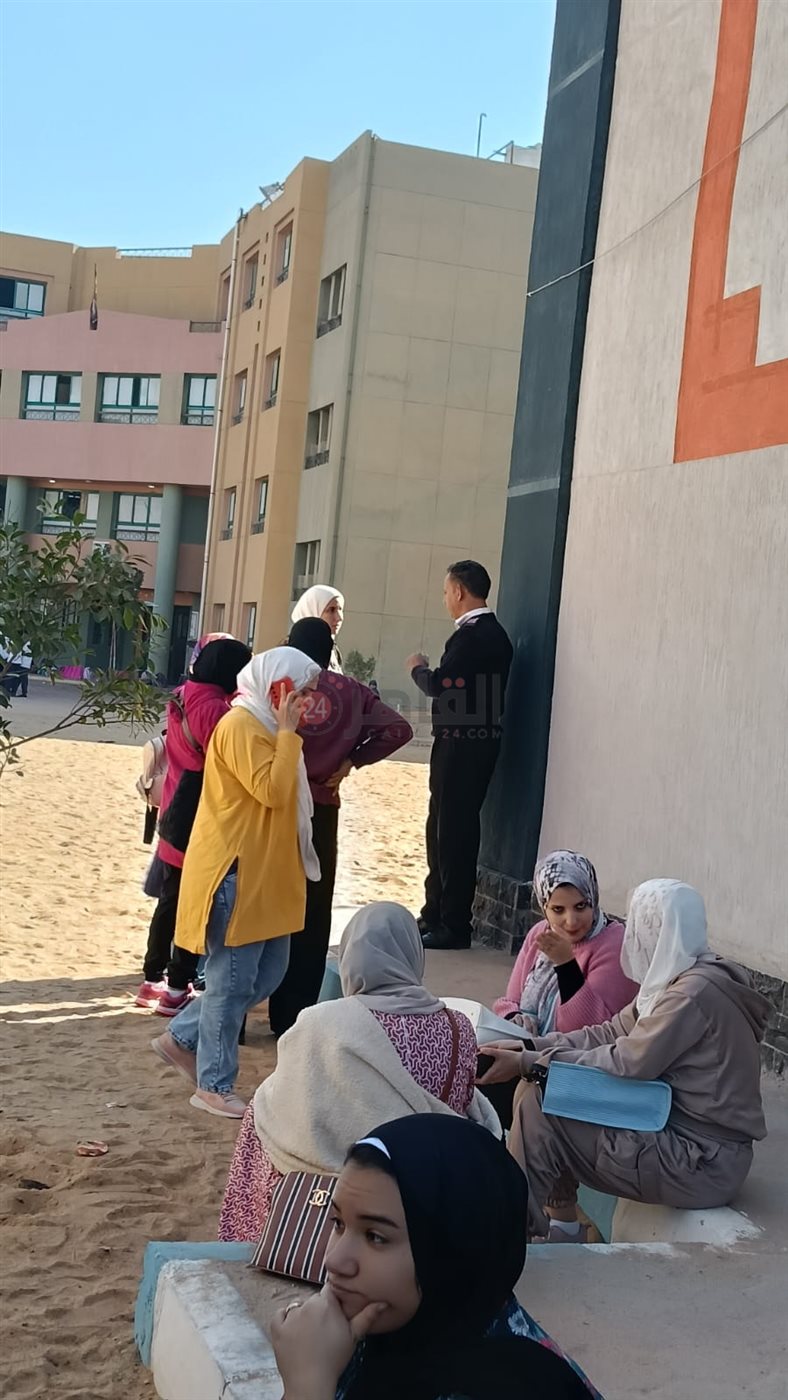  أولياء الأمور يحتجون أمام مدرسة الأبطال المتميزة بالشروق بسبب مشاكل المباني الجديدة