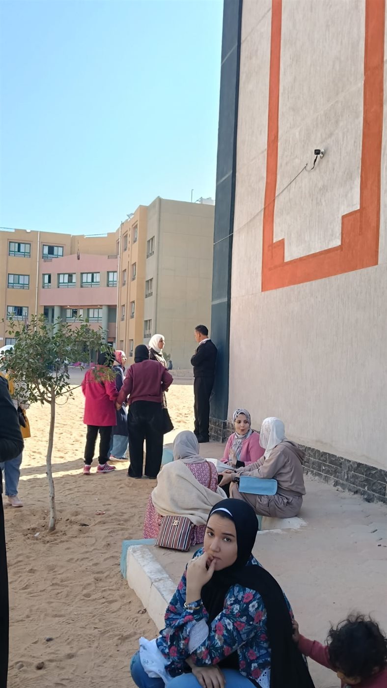  أولياء الأمور يحتجون أمام مدرسة الأبطال المتميزة بالشروق بسبب مشاكل المباني الجديدة
