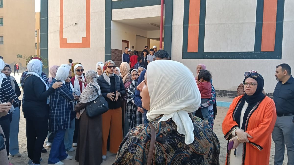  أولياء الأمور يحتجون أمام مدرسة الأبطال المتميزة بالشروق بسبب مشاكل المباني الجديدة