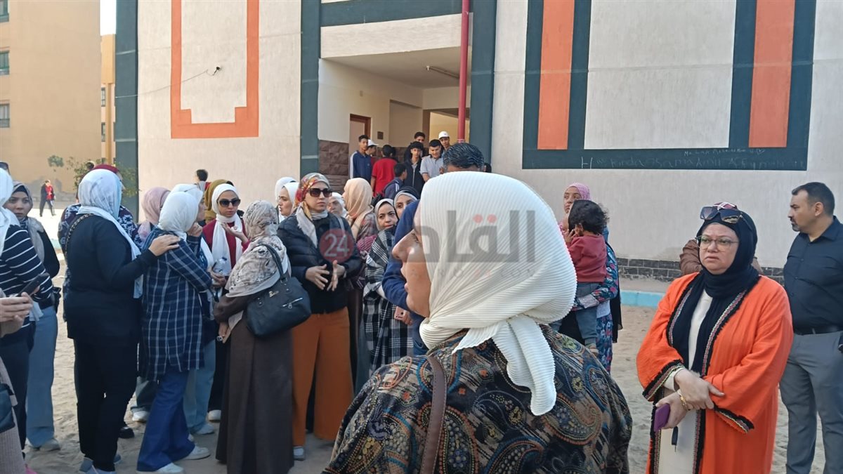  أولياء الأمور يحتجون أمام مدرسة الأبطال المتميزة بالشروق بسبب مشاكل المباني الجديدة