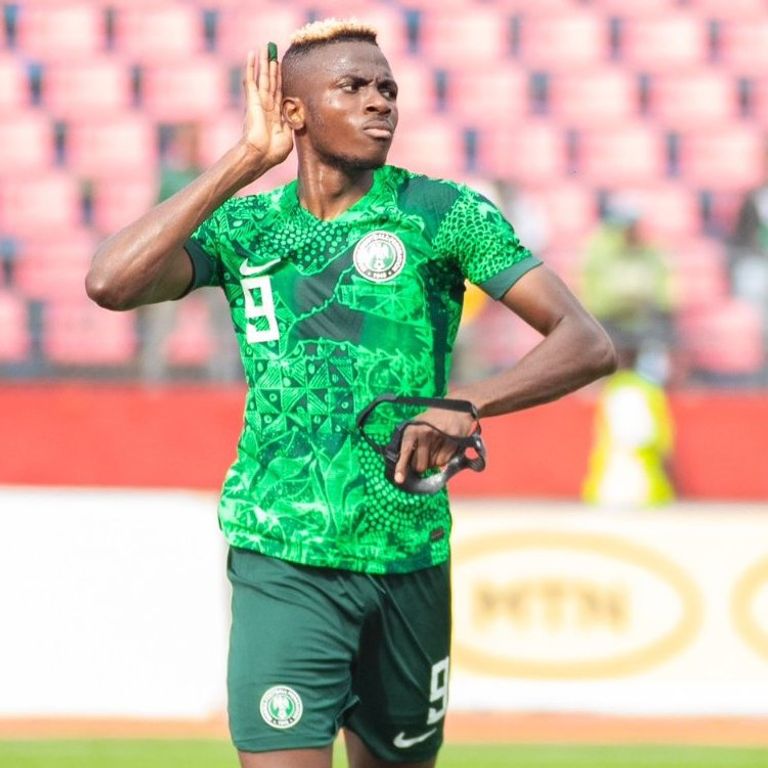 النيجيري فيكتور أوسيمين لاعب فريق جالطة سراي التركييمين