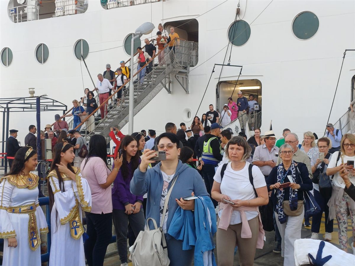 ميناء بورسعيد يستقبل سفينة سياحية عملاقة 